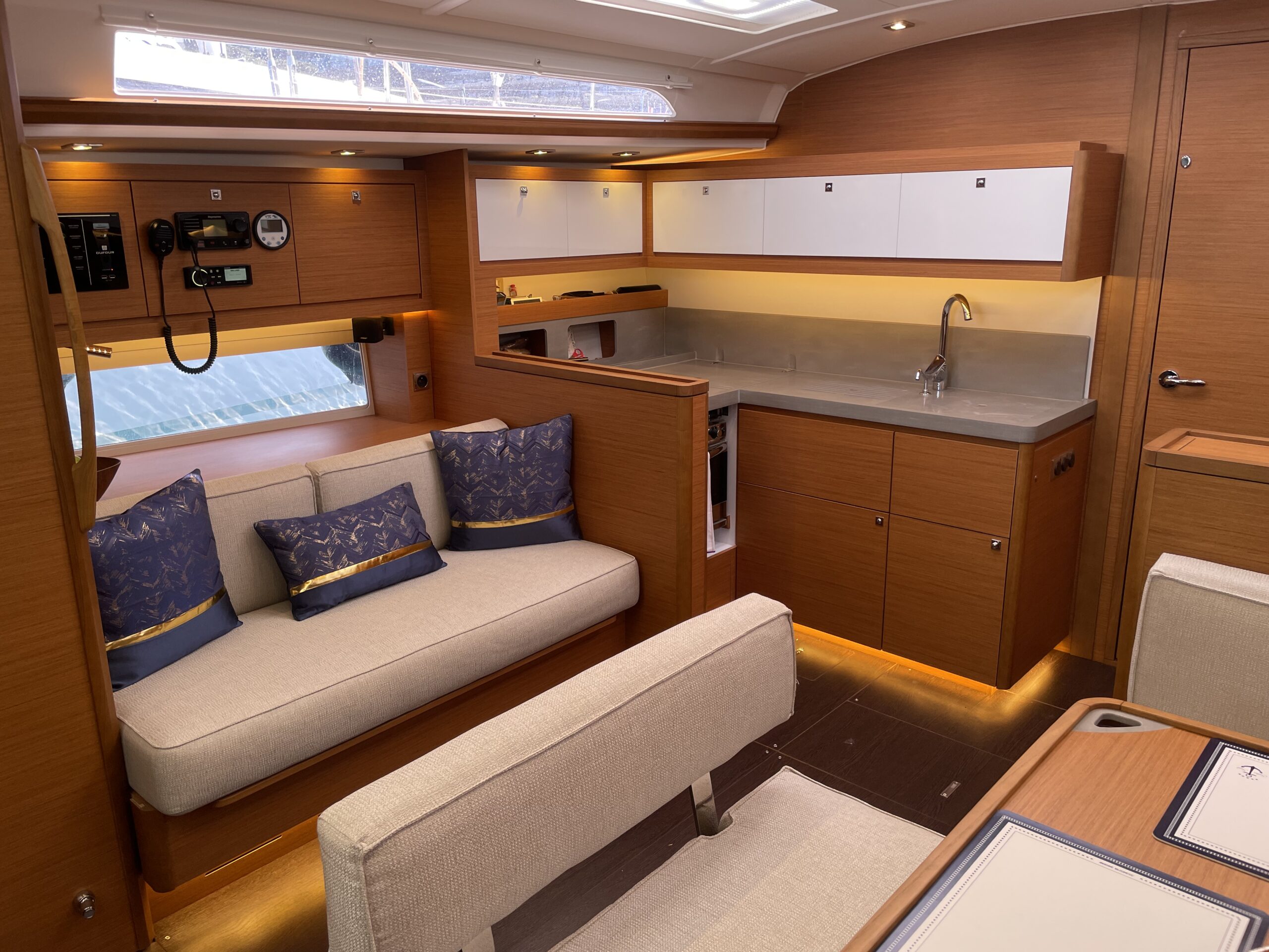 Angelique saloon couch