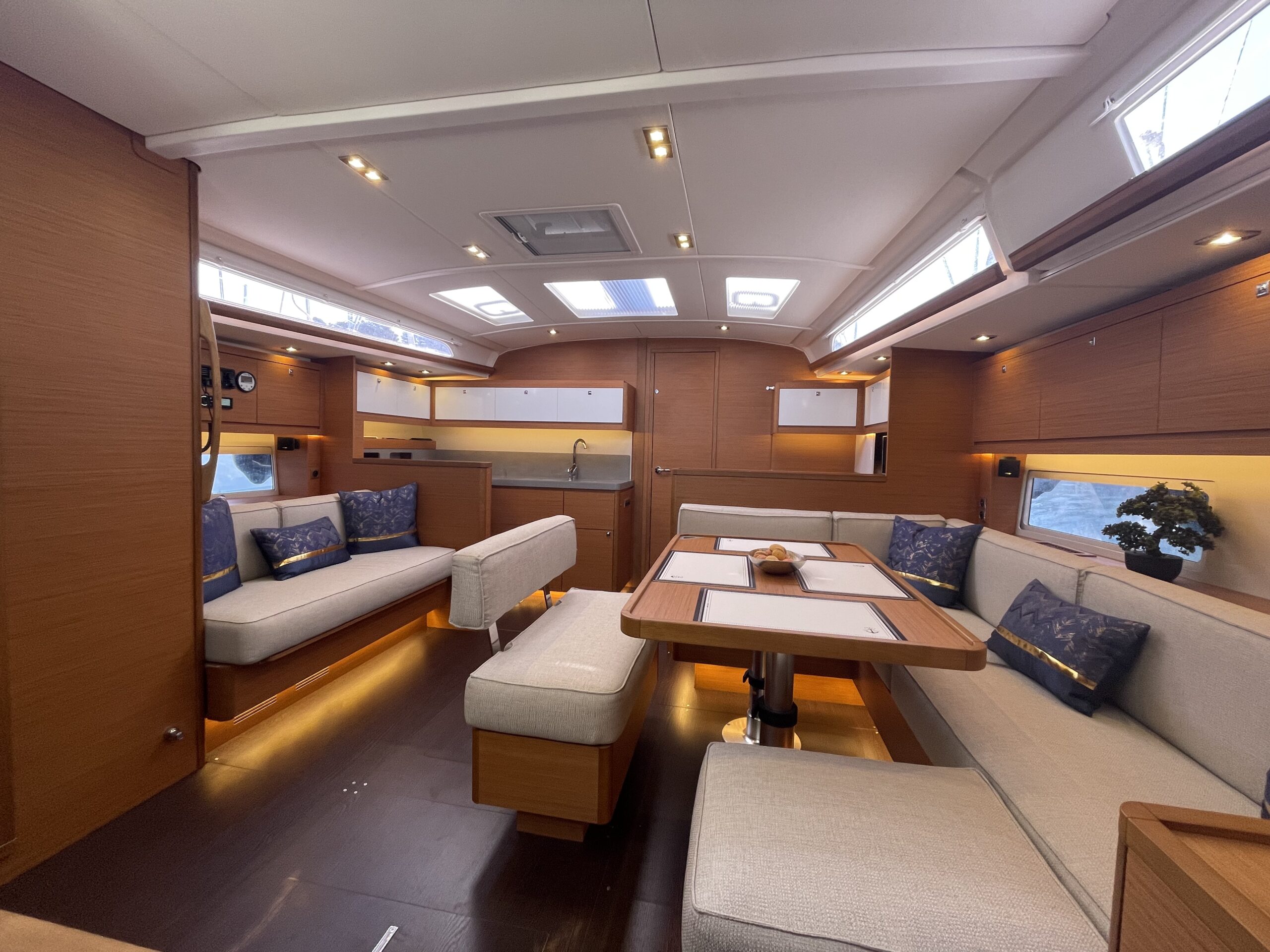 Angelique saloon overview