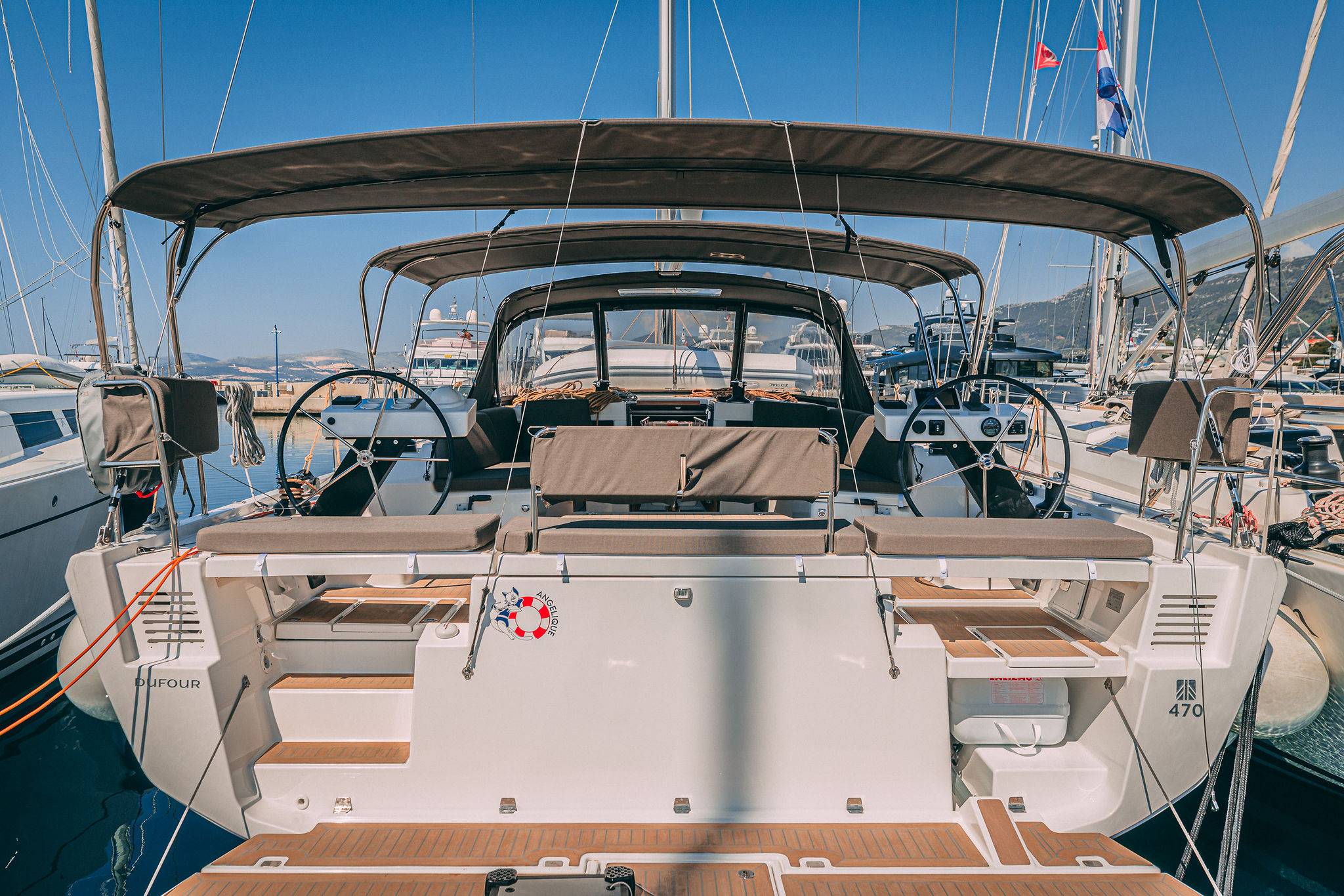 Aft and hydraulic bathing platform